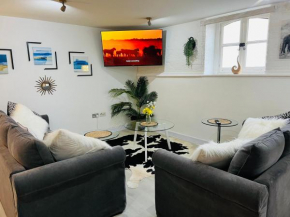 Safari Lodge - Close to Shopping Centre and Restaurants, Free Parking, Stylish and Amazing Artwork